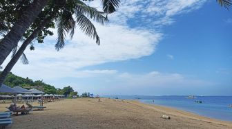 Menikmati Siang Hari di Jalan Setapak Dan Pesisir Pantai Mertasari