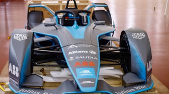 Replika mobil Formula E dipamerkan di Jakarta International Velodrome, Rawamangun, Jakarta Timur, Kamis (26/5/2022). [Suara.com/Alfian Winanto]