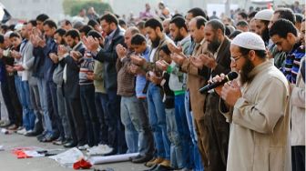 Doa Qunut Berjamaah: Tulisan Arab, Latin dan Artinya saat Sholat Subuh