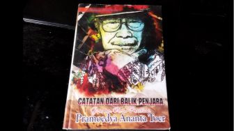 Ulasan Buku Catatan dari Balik Penjara: Kesedihan Pram Membuat Kuat Menulis