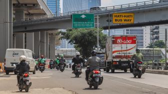 Sejumlah kendaraan melintas di Jalan Gatot Subroto, Jakarta Selatan, Jumat (27/5/2022). [Suara.com/Alfian Winanto]