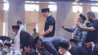 Pakai Peci Hitam, Mesut Ozil Ikuti Shalat Jumat di Masjid Istiqlal