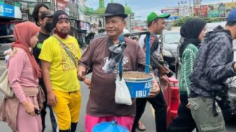 Hotman Paris Jualan Gorengan di Puncak, Ditegur Bikin Macet