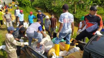 Turap Belum Dibangun, Warga Gunung Elai Patungan Buat Tanggul Sementara Menggunakan Karung Pasir untuk Antisipasi Banjir