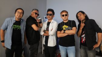 Grup band Elkasih Reborn berpose saat berkunjung ke Kantor Redaksi Suara.com, Jakarta, Jumat (27/5/2022). [Suara.com/Angga Budhiyanto]