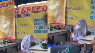 Sepasang Pelajar Lakukan Hal Tak Senonoh di Warung Makan, Warganet Diminta Viralkan Videonya