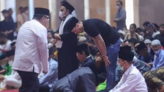 Pesepakbola Mesut Ozil saat mengikuti ibadah Salat Jumat di Masjid Istiqlal, Jakarta Pusat, Jumat (27/5/2022).  [Suara.com/Alfian Winanto]