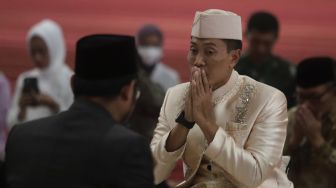 Mempelai pria Letkol Inf Nur Wahyudi menunjukkan rasa syukur usai mengucapkan ijab kabul saat menggelar akad nikah dengan artis Juliana Moechtar di Masjid Istiqlal, Jakarta, Jumat (27/5/2022). [Suara.com/Angga Budhiyanto]