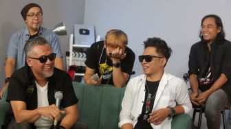 Grup band Elkasih Reborn menjawab pertanyaan dari tim Suara.com saat berkunjung ke Kantor Redaksi Suara.com, Jakarta, Jumat (27/5/2022). [Suara.com/Angga Budhiyanto]