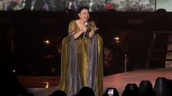 Penyanyi Rossa tampil pada konser bertajuk &quot;Rossa 25 Shining Years Star&quot; di Istora Senayan, Jakarta, Jumat (27/5/2022). [Suara.com/Angga Budhiyanto]