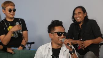 Personel grup band Elkasih Reborn menjawab pertanyaan dari tim Suara.com saat berkunjung ke Kantor Redaksi Suara.com, Jakarta, Jumat (27/5/2022). [Suara.com/Angga Budhiyanto]