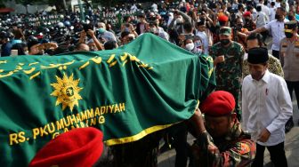 Presiden Joko Widodo (kanan) berjalan di dekat peti berisi jenazah Almarhum Buya Syafii Maarif saat melayat di Masjid Gedhe Kauman, Yogyakarta, Jumat (27/05/2022). ANTARA FOTO/Andreas Fitri Atmoko