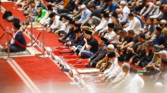 Pesepakbola Mesut Ozil saat mengikuti ibadah Salat Jumat di Masjid Istiqlal, Jakarta Pusat, Jumat (27/5/2022).  [Suara.com/Alfian Winanto]