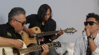 Grup band Elkasih Reborn tampil membawakan lagu mereka saat berkunjung ke Kantor Redaksi Suara.com, Jakarta, Jumat (27/5/2022). [Suara.com/Angga Budhiyanto]