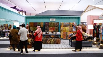 Pengunjung mendatangi booth UMKM pada gelaran Karya Kreatif Indonesia 2022 di Jakarta Convention Center (JCC), Jakarta Pusat, Jumat (27/5/2022). [Suara.com/Alfian Winanto]