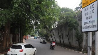 Sejumlah kendaraan melintas di Jalan Otto Iskandar Dinata, Jakarta Timur, Jumat (27/5/2022). [Suara.com/Alfian Winanto]