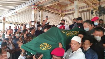 Suasana penghormatan terakhir kepada Buya Syafii Maarif di Masjid Gedhe Kauman Yogyakarta, Jumat (27/5/2022). [Hiskia Andika Weadcaksana / SuaraJogja.id]