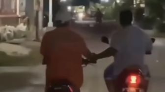 Viral Aksi Dua Pemotor Sesama Cowok Saling Bergandengan Tangan di Jalan Bikin Salfok, Sebabnya Tak Terduga