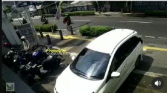 Aksinya Terekam CCTV, Komplotan Maling Gasak Sepeda Motor Di Kawasan Kemang Saat Pagi Hari