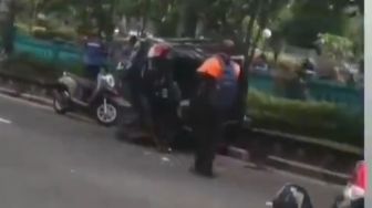 Kecelakaan Hebat Terjadi di Magelang, Sebuah Mobil Terguling di Jalan Raya