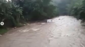 Heroik Banget, Sopir Ambulans Nekat Terjang Sungai Berarus Deras demi Antar Jenazah, Aksinya Banjir Tangis Warga