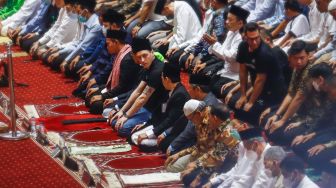 Pesepakbola Mesut Ozil saat mengikuti ibadah Salat Jumat di Masjid Istiqlal, Jakarta Pusat, Jumat (27/5/2022).  [Suara.com/Alfian Winanto]