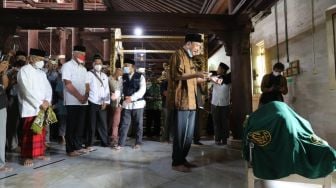 Berikan Penghormatan Terakhir, Ganjar Pranowo Ikut Salati Jenazah Buya Syafii Maarif di Masjid Gedhe Kauman