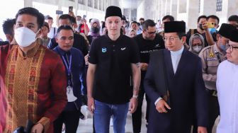 Pesepakbola Mesut Ozil saat datang ke Masjid Istiqlal un tuk melaksanakan ibadah shalat jumat di Jakarta Pusat, Jumat (27/5/2022).  [Suara.com/Alfian Winanto]