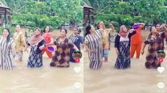Menghibur Diri di Tengah Banjir, Video Sekumpulan Emak-emak Heboh Joged India Pakai Daster Viral