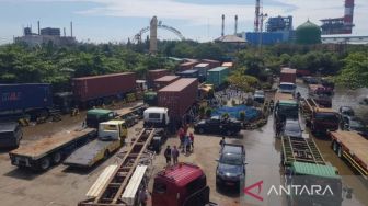 Banjir Rob Masih Terjadi, Antrean Truk Mengular Menuju Pelabuhan Tanjung Emas Semarang
