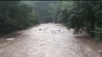 Keluarga dan Warga Menangis, Ambulans Nekat Melawan Arus Sungai Saat Hantarkan Jenazah