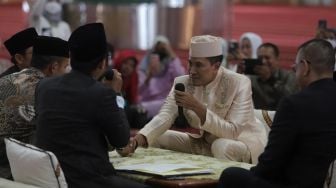 Mempelai pria Letkol Inf Nur Wahyudi mengucapkan ijab kabul saat menggelar akad nikah dengan artis Juliana Moechtar di Masjid Istiqlal, Jakarta, Jumat (27/5/2022). [Suara.com/Angga Budhiyanto]