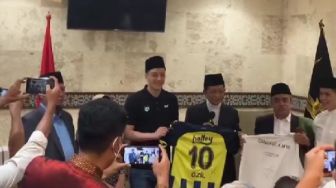 Mesut Ozil Salat Jumat di Masjid Istiqlal, Pakai Peci Hitam dan Didampingi Imam Besar Nasaruddin Umar