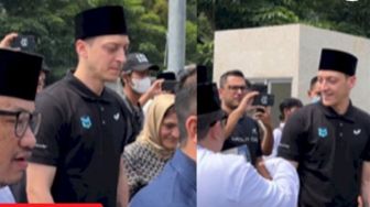 Berpeci Hitam, Mesut Ozil Salat Jumat di Masjid Istiqlal, Warganet Heboh: My Brother So Handsome
