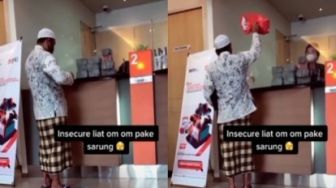 Viral Bapak Bersarung Lempar Plastik Wadah Uang ke Teller, Netizen Sewot