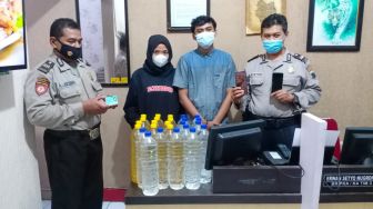 Bawa Puluhan Botol Miras Jenis Ciu, Pasangan Suami Istri Diciduk Polisi di Pasar Kliwon Solo