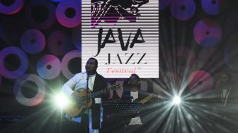 Penyanyi Andmesh Kamaleng tampil pada hari pertama BNI Java Jazz Festival 2022 di JI Expo Kemayoran, Jakarta, Jumat (27/5/2022). [ANTARA FOTO/Hafidz Mubarak A/tom]