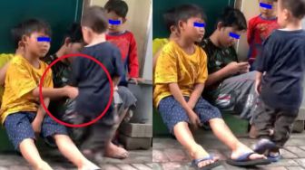 Viral Bocah Baju Spiderman Perhatian ke Anak Kecil yang Diusir Teman saat Ikut Nonton