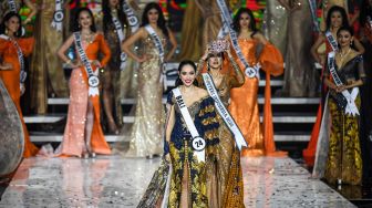 Puteri Indonesia 2020, Raden Roro Ayu Maulida Putri (kanan) bersiap memakaikan mahkota kepada Puteri Indonesia 2022 terpilih Laksmi Shari De Neefe Suardana (kiri) pada Malam Puncak Grand Final Pemilihan Puteri Indonesia 2022 di Plenary Hall Jakarta Convention Center (JCC) Senayan, Jakarta, Jumat (27/5/2022).[ANTARA FOTO/M Risyal Hidayat/tom]