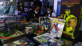 Pengunjung memilih buku komik di acara Jakarta Hobbies Flea Market (JAKFLEA) di Mal Kuningan City, Jakarta Selatan, Sabtu (28/5/2022). [Suara com/Alfian Winanto]