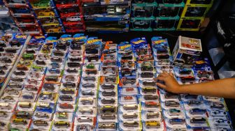 Pengunjung memilih mainan mobil di acara Jakarta Hobbies Flea Market (JAKFLEA) di Mal Kuningan City, Jakarta Selatan, Sabtu (28/5/2022). [Suara com/Alfian Winanto]