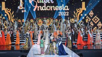 Miss Universe 2021 Harnaaz Kaur Sandhu (kanan) memberikan karangan bunga tangan kepada Puteri Indonesia 2022 terpilih Laksmi Shari De Neefe Suardana (kedua kiri) disaksikan Ketua DPR RI Puan Maharani (kiri) dan Ketua Dewan Pembina Yayasan Puteri Indonesia, Putri K Wardani (kedua kanan) pada malam puncak Grand Final Pemilihan Puteri Indonesia 2022 di Plenary Hall Jakarta Convention Center (JCC) Senayan, Jakarta, Jumat (27/5/2022). [ANTARA FOTO/M Risyal Hidayat/tom]