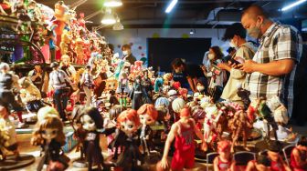 Pengunjung memilih Action Figure karakter animasi di acara Jakarta Hobbies Flea Market (JAKFLEA) di Mal Kuningan City, Jakarta Selatan, Sabtu (28/5/2022). [Suara com/Alfian Winanto]