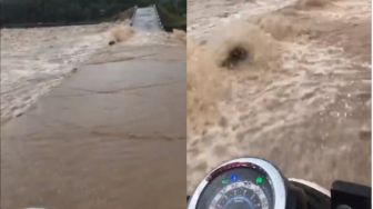 Merinding! Pemotor Lewati Jembatan dengan Arus Sungai yang Deras, Warganet Ikut Tegang