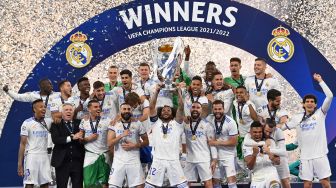 Para pemain Real Madrid mengangkat trofi Liga Champions setelah kemenangan Madrid atas Liverpool 1-0 dalam pertandingan sepak bola final Liga Champions di Stade de France, Paris, Prancis, Sabtu waktu setempat (Minggu WIB). Paul ELLIS/AFP