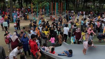 Sejumlah anak bermain di Tebet Eco Park, Jakarta, Minggu (29/5/2022). [Suara.com/Angga Budhiyanto]