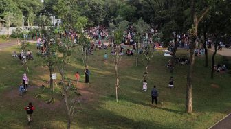 Warga menikmati suasana di Tebet Eco Park, Jakarta, Minggu (29/5/2022). [Suara.com/Angga Budhiyanto]