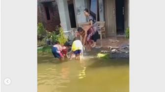 Kocak! Jadi Korban Bencana Banjir Rob, Warga Malah Asik Panen Ikan dari Teras Rumah