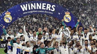 Para pemain Real Madrid mengangkat trofi Liga Champions setelah kemenangan Madrid atas Liverpool 1-0 dalam pertandingan sepak bola final Liga Champions di Stade de France, Paris, Prancis, Sabtu waktu setempat (Minggu WIB). Paul ELLIS/AFP