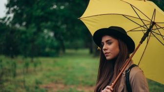 Kadang Panas Sebentar Hujan, Ini 4 Trik Outfit Nyaman di Musim Pancaroba